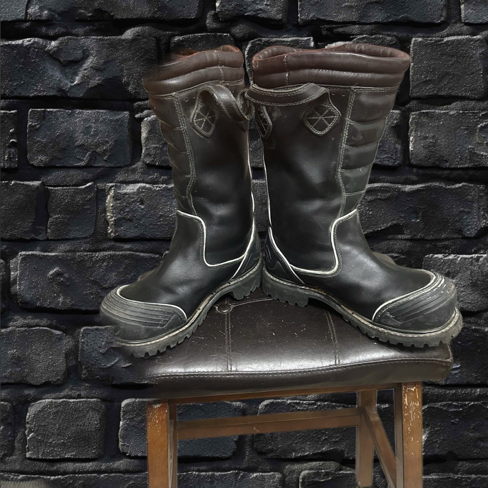 Men's Rugged Black and Brown Snow Boots